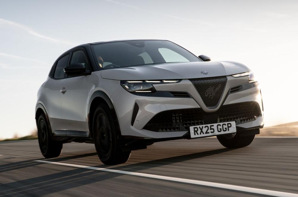 Alfa Romeo Junior Ibrada front dynamic