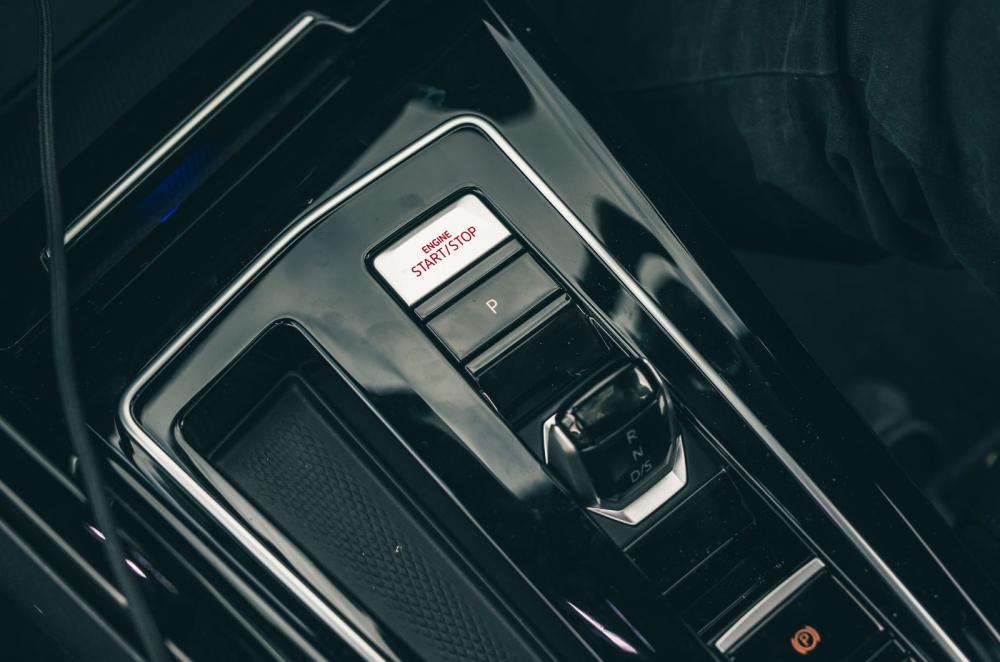 Volkswagen Golf GTE interior details