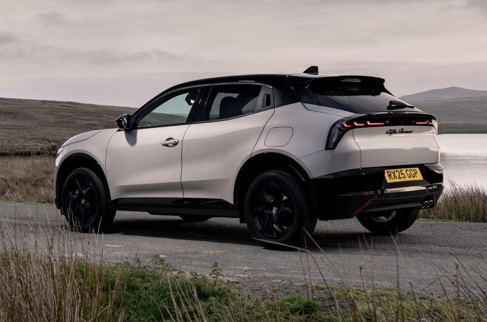 Alfa Romeo Junior Ibrada exterior static