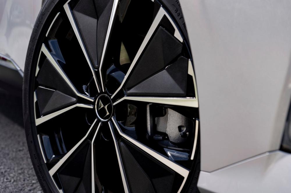 DS No 4 E-Tense exterior details