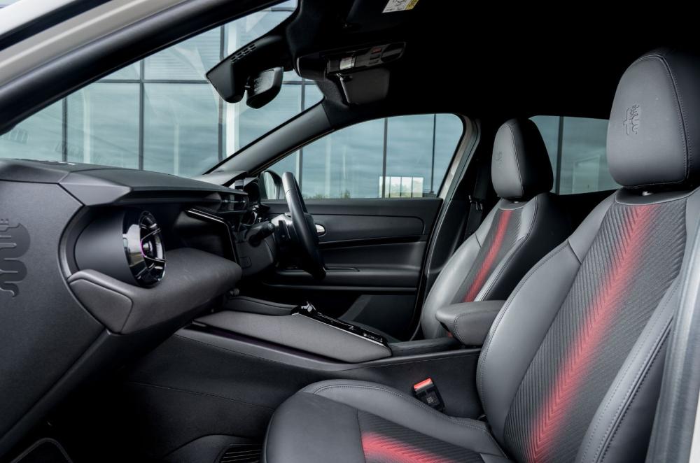 Alfa Romeo Junior Ibrada interior