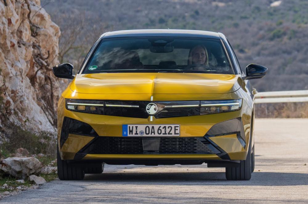 2026 Vauxhall Astra front dynamic