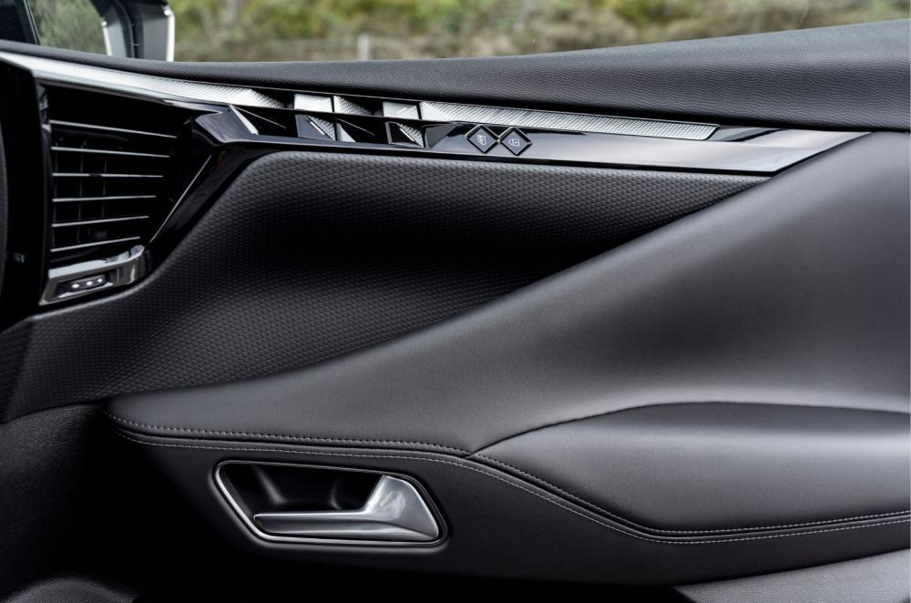 DS No 4 E-Tense interior details