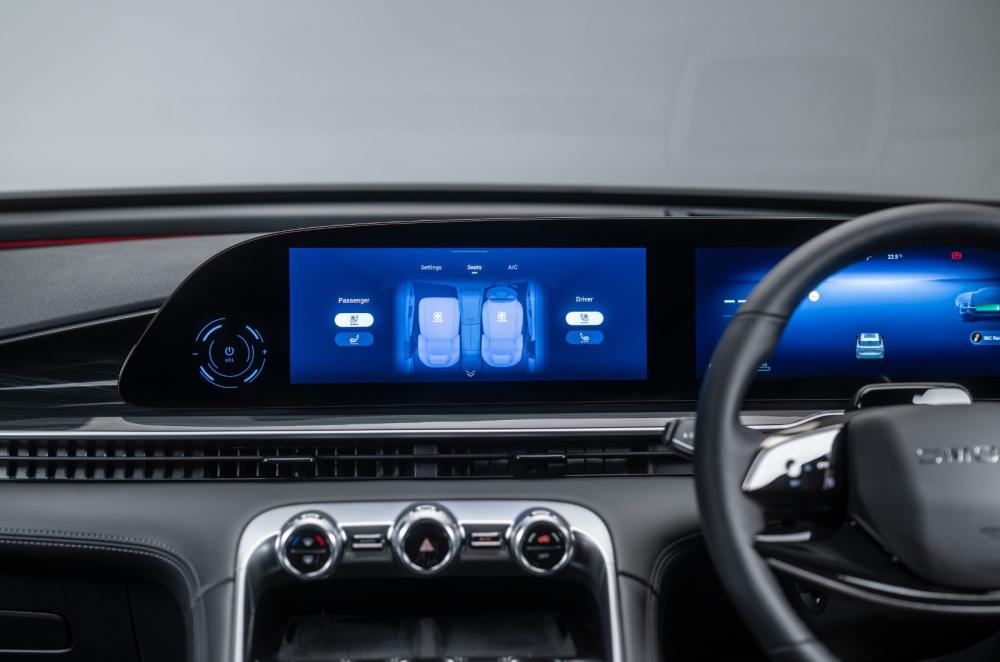 Omoda 9 interior details