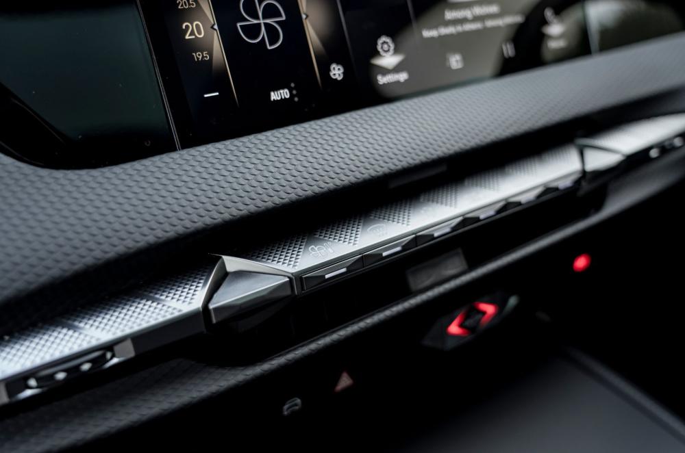 DS No 4 E-Tense interior details