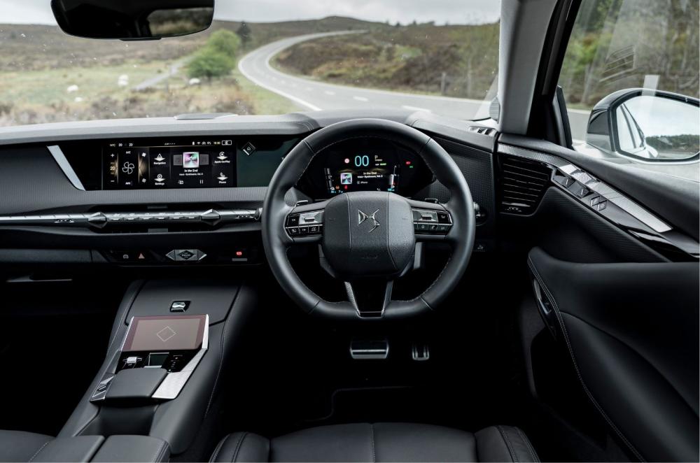 DS No 4 E-Tense interior