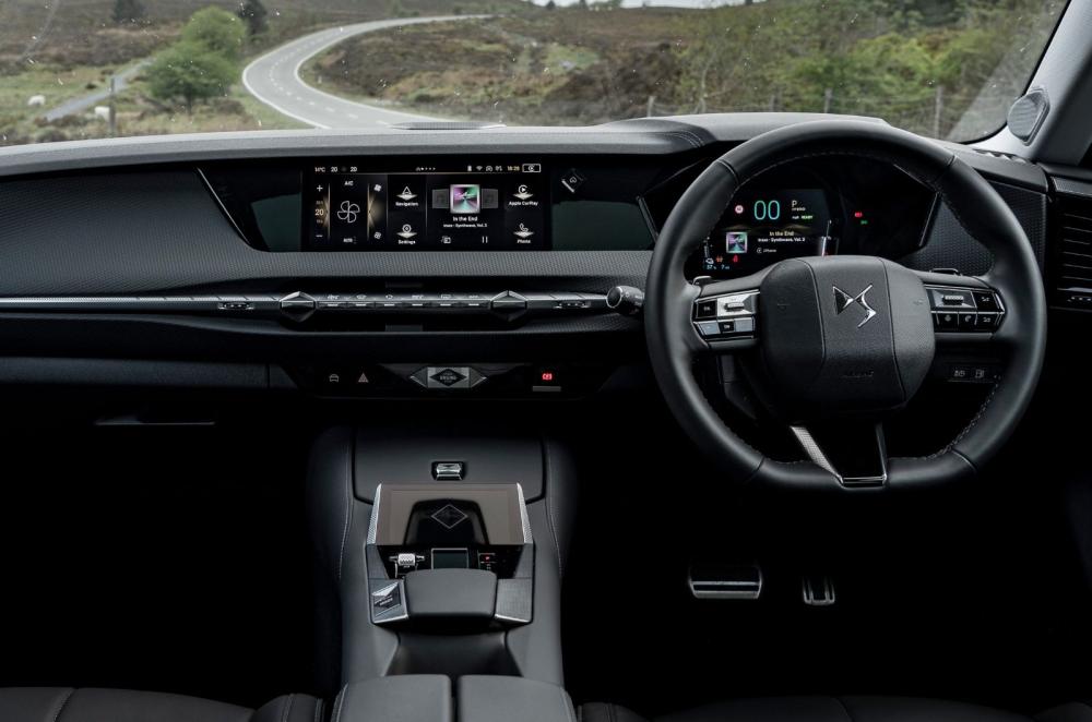 DS No 4 E-Tense interior