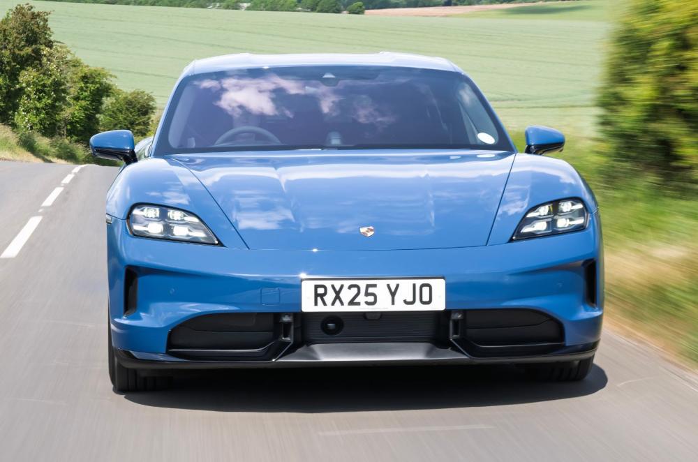 Porsche Taycan Sport Turismo GTS front dynamic