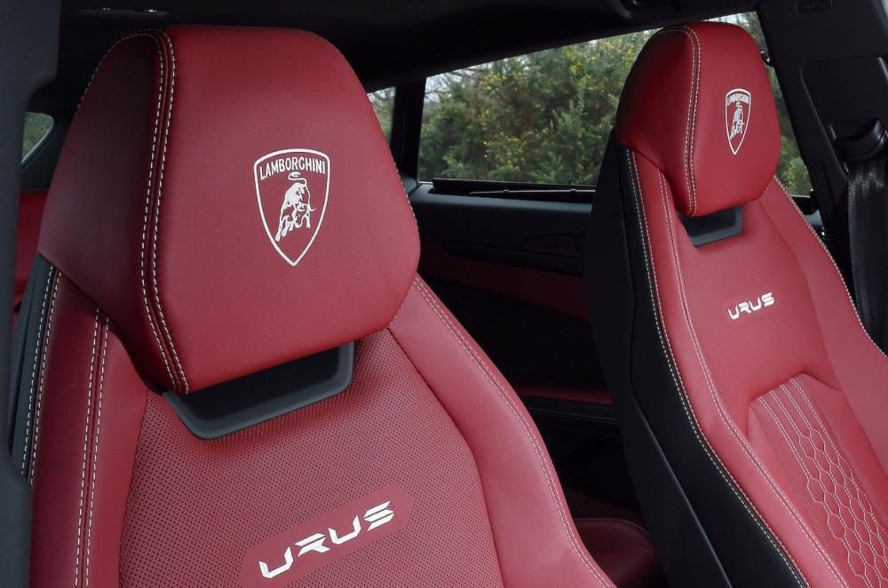 Lamborghini Urus interior front seats