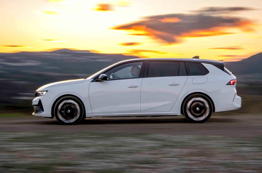 Vauxhall Astra Sports Tourer GSE side profile dynamic