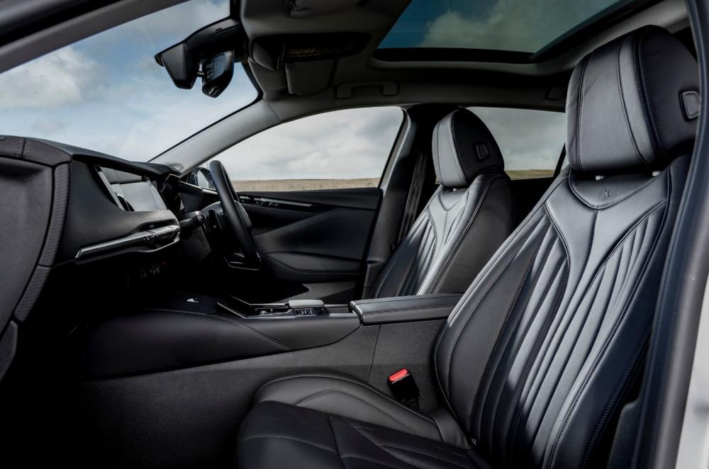DS No 4 E-Tense interior