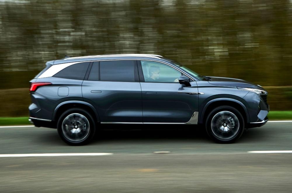 MG S9 PHEV side profile dynamic