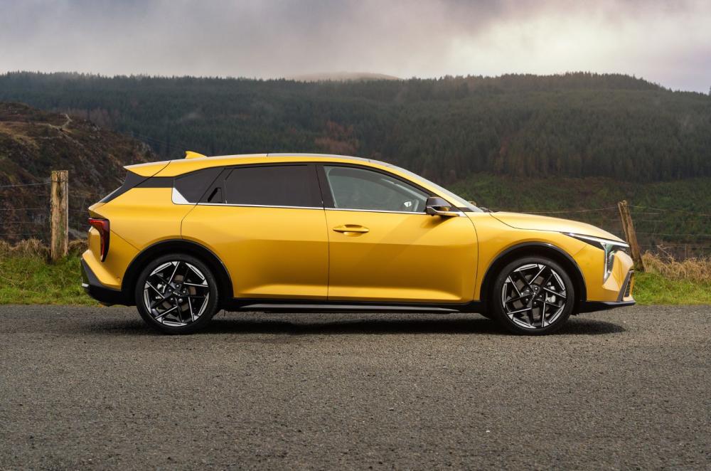 Kia K4 exterior side profile still