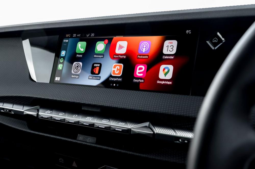 DS No 4 E-Tense interior details