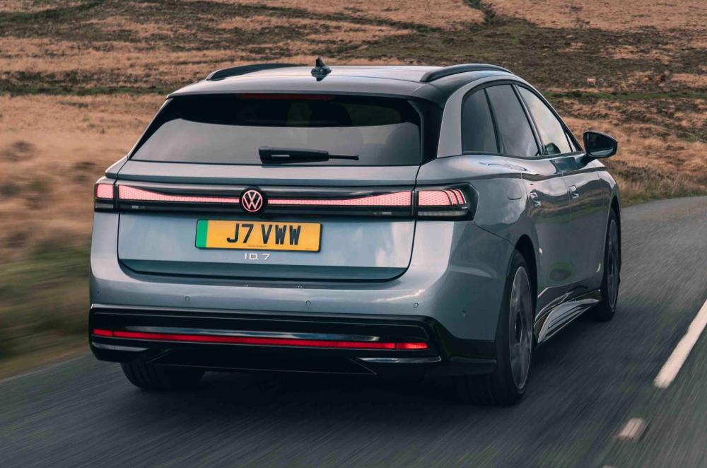 Volkswagen ID 7 Tourer rear tracking
