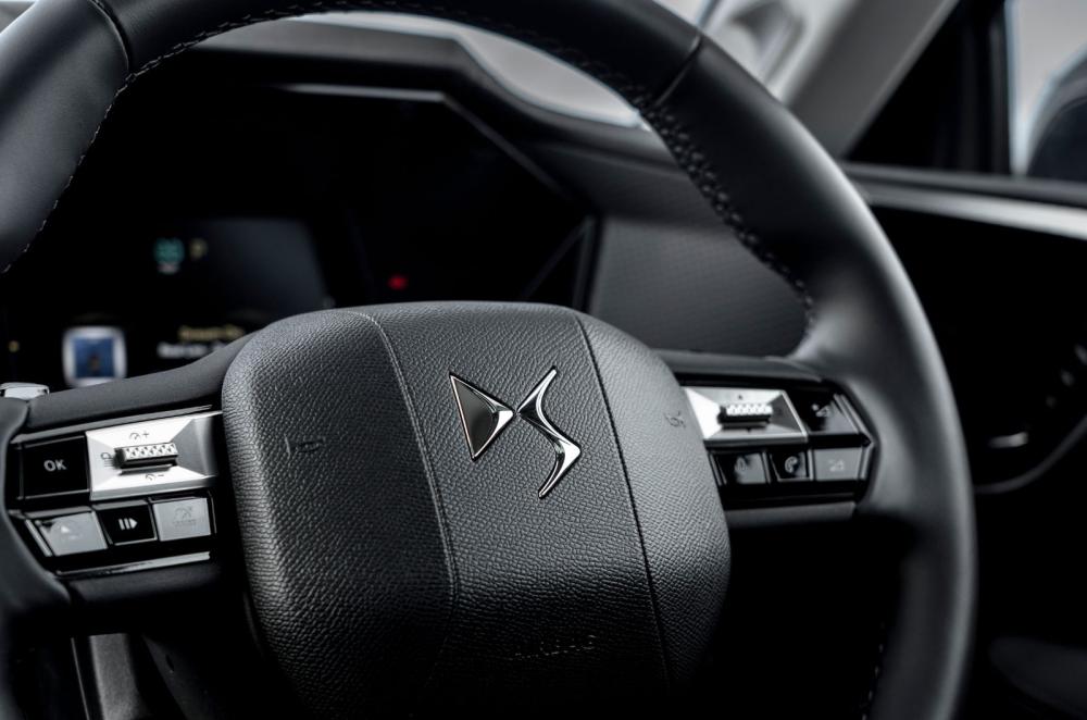 DS No 4 E-Tense interior