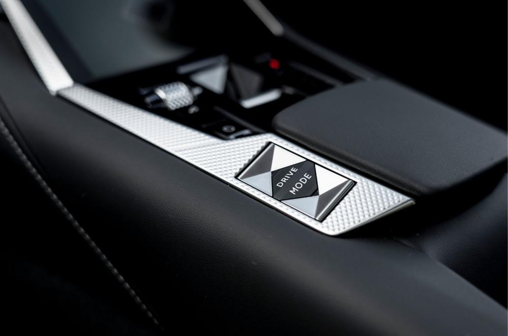 DS No 4 E-Tense interior details