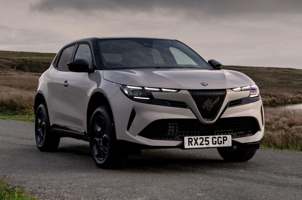 Alfa Romeo Junior Ibrada exterior static