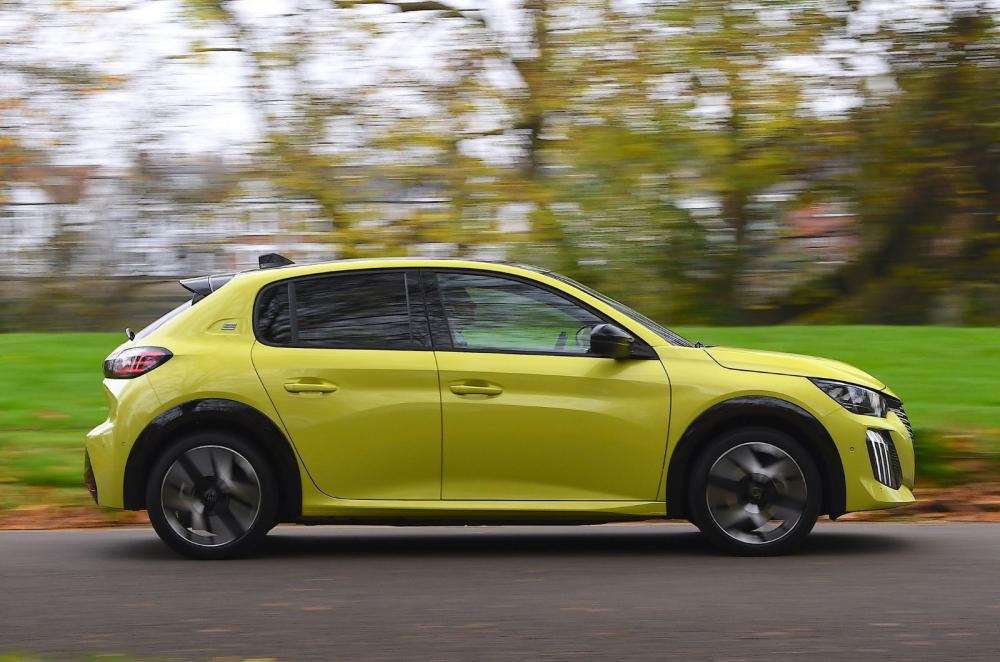 Peugeot e-208 side profile dynamic