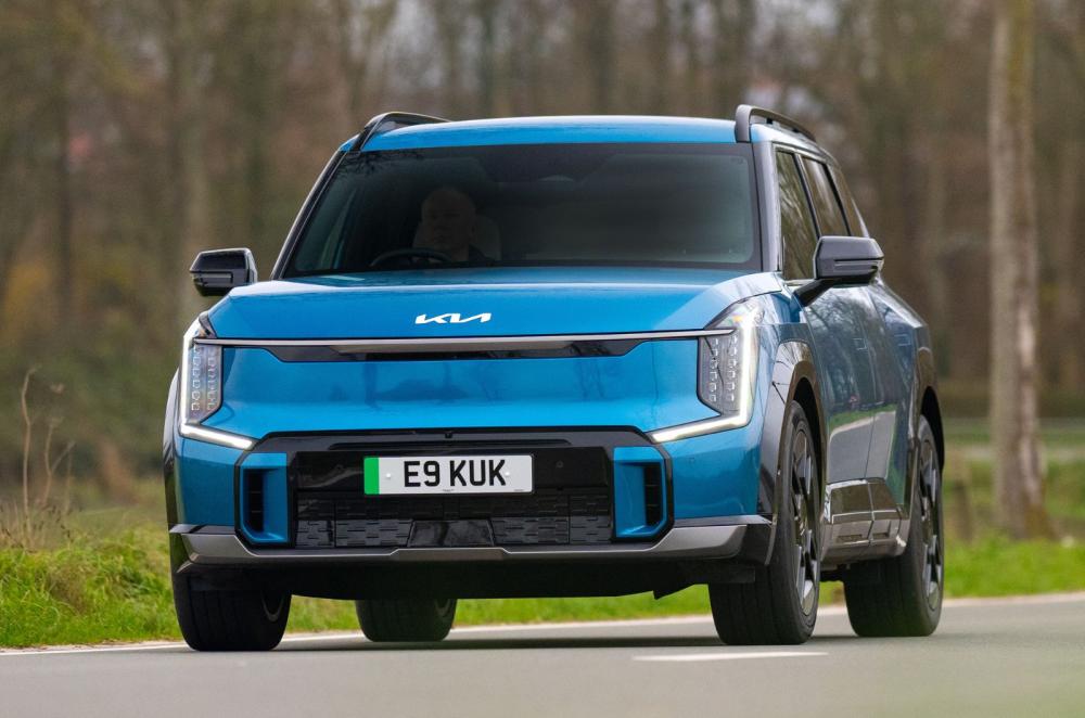Kia EV9 front left dynamic