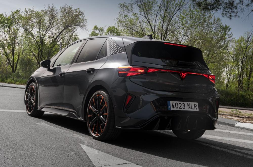 Cupra Born rear dynamic