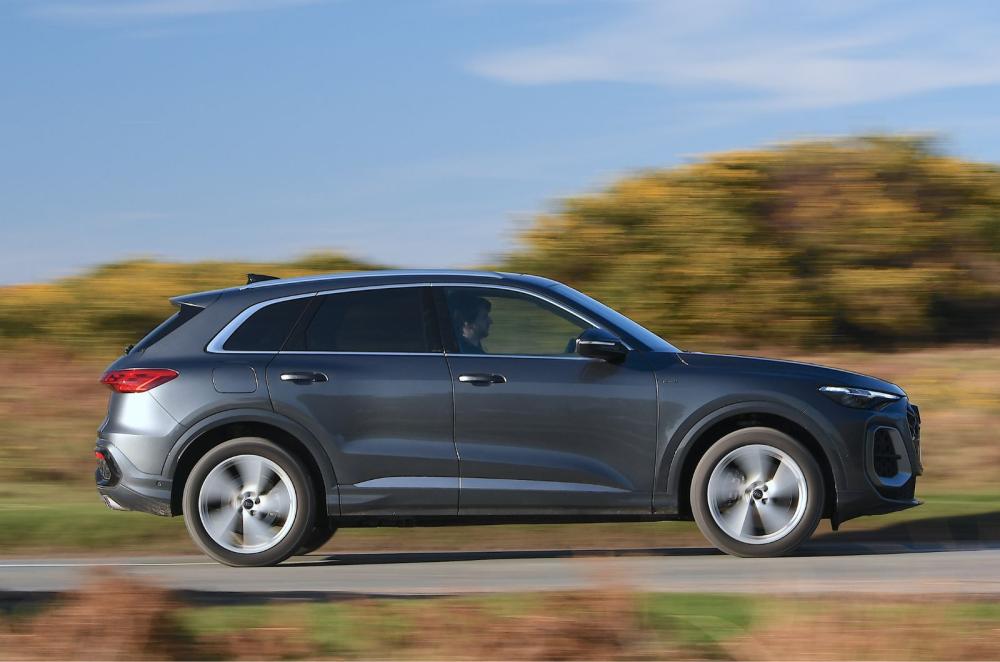 Audi Q5 side profile dynamic