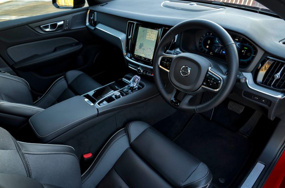 2025 Volvo V60 dashboard