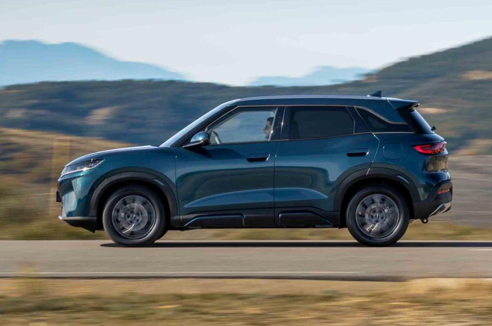 BYD Atto 2 DM-i PHEV side profile dynamic