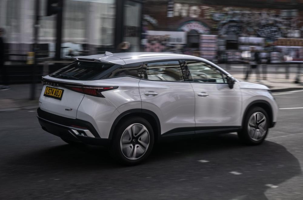 Omoda 5 rear right driving