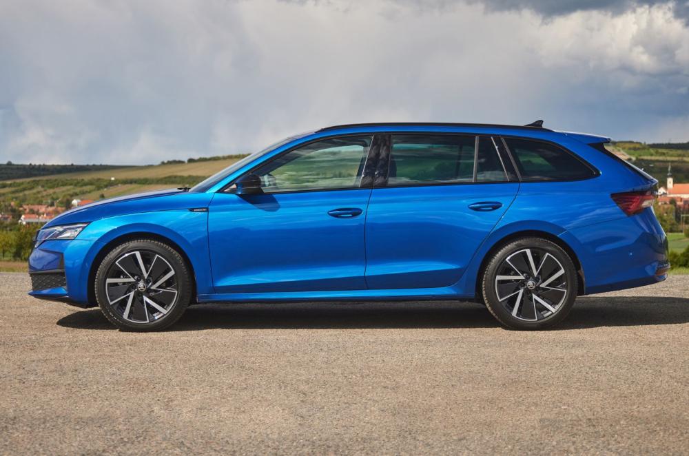 2026 Skoda Octavia Estate side static