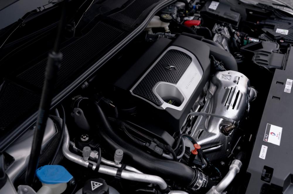 DS No 4 E-Tense engine bay