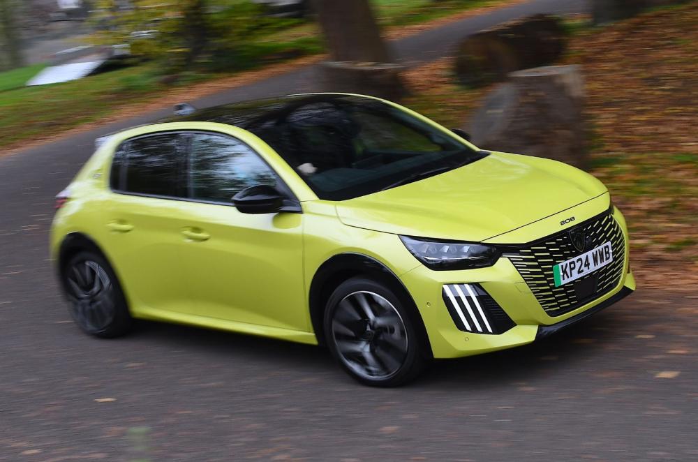 Peugeot e-208 front three quarters dynamic