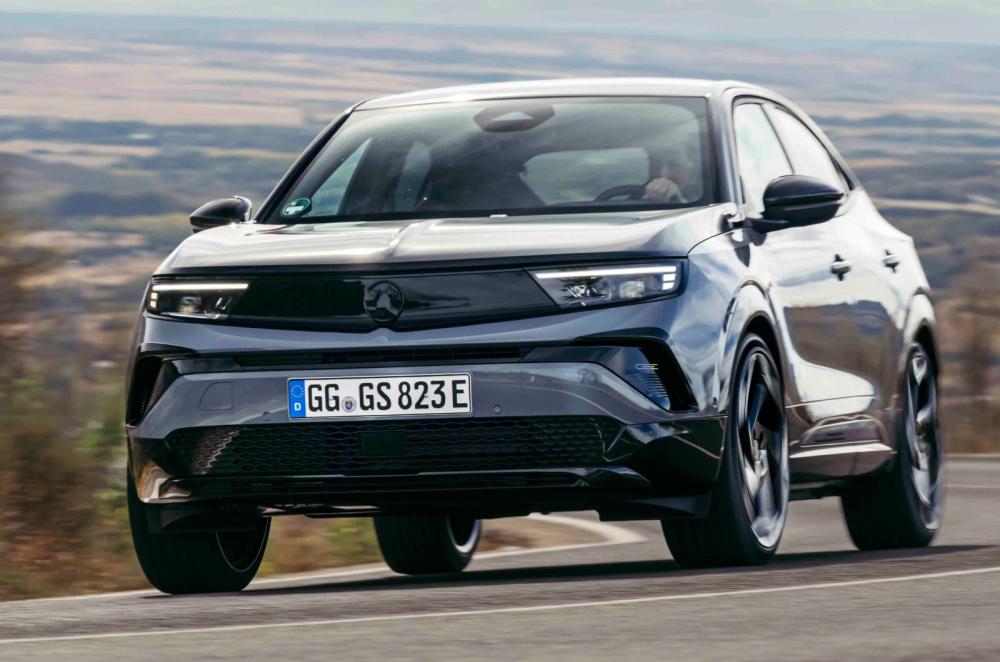 Vauxhall Mokka Electric GSE front left driving