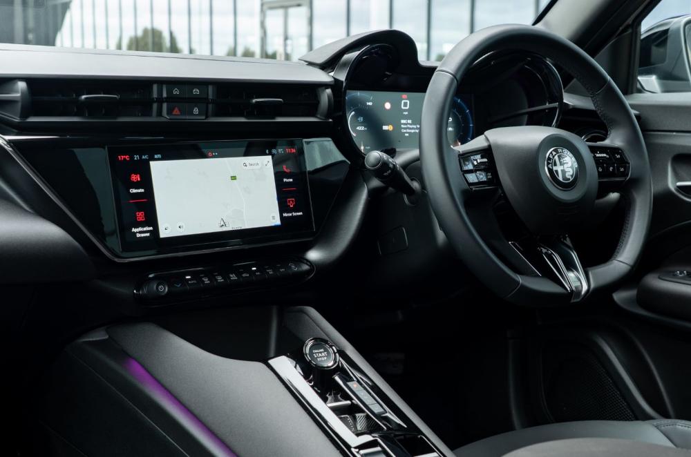 Alfa Romeo Junior Ibrida interior