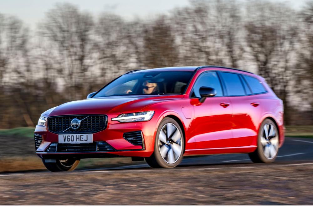 2025 Volvo V60 front dynamic
