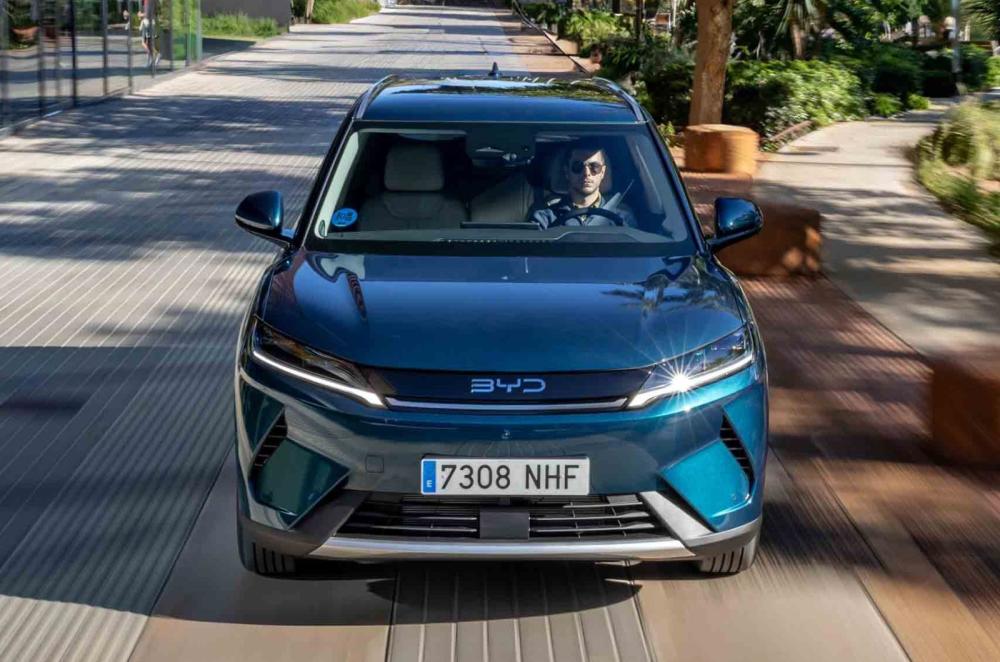 BYD Atto 2 DM-i PHEV front dynamic