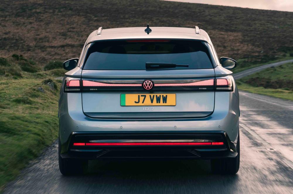 Volkswagen ID 7 Tourer rear tracking