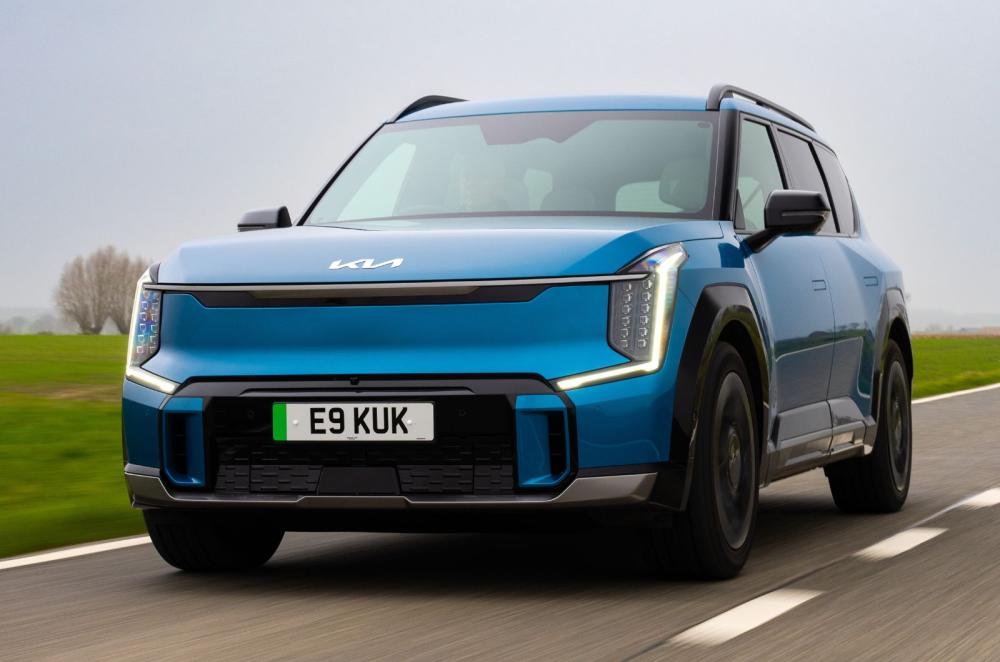 Kia EV9 front left dynamic