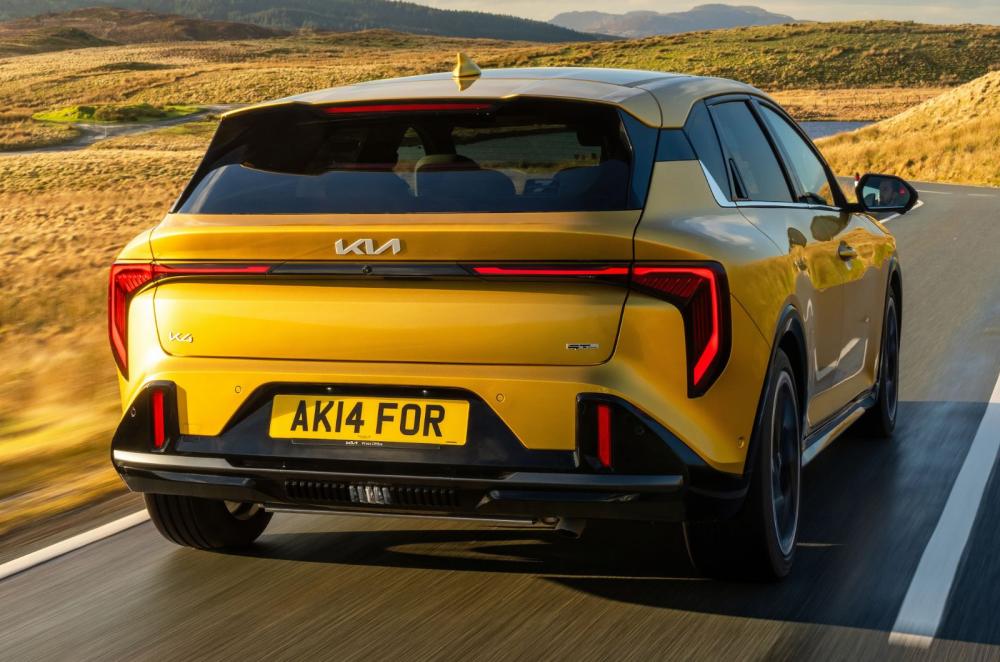 Kia K4 rear cornering