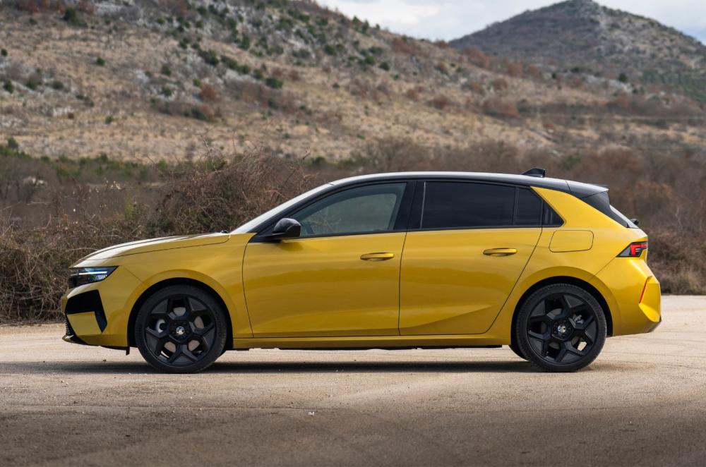 2026 Vauxhall Astra exterior still