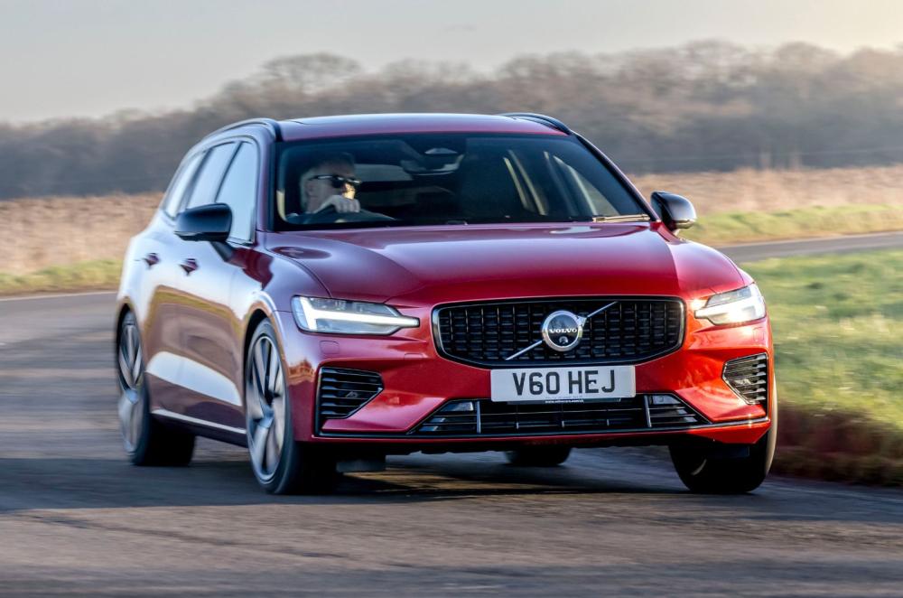 2025 Volvo V60 front dynamic