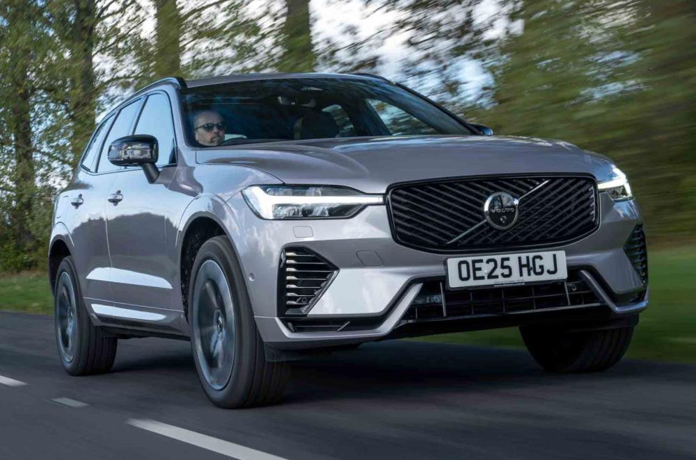 Volvo XC60 front right driving