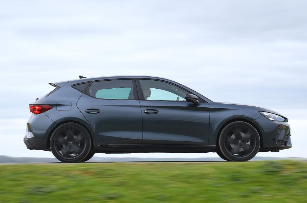Cupra Leon side profile dynamic