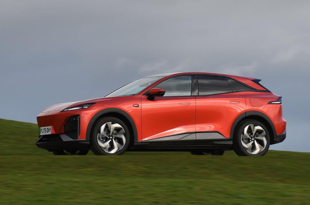 Changan Deepal S07 front three quarters dynamic