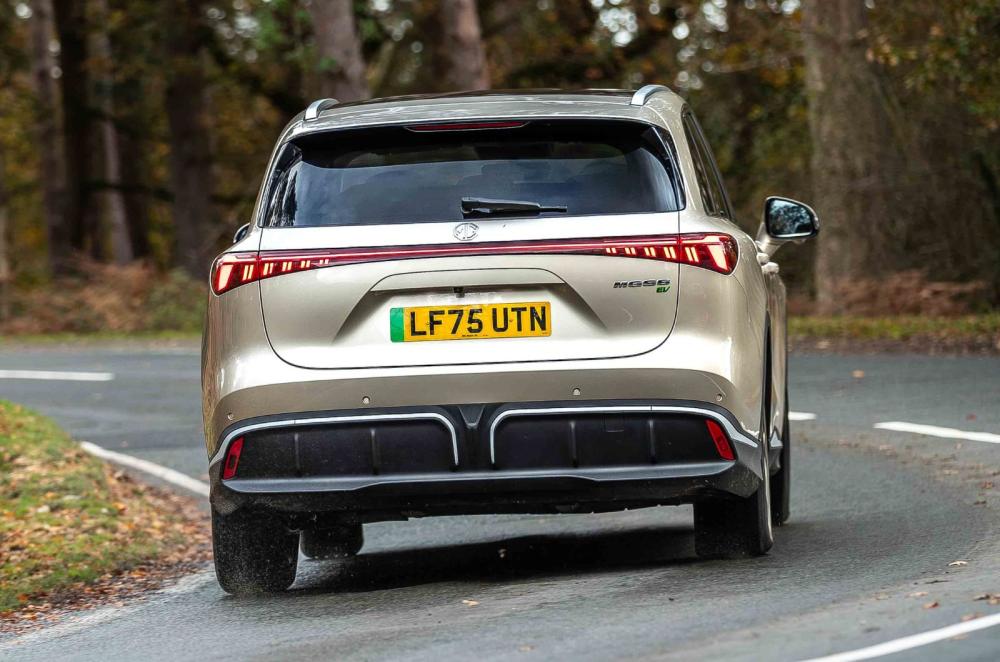 MG S6 dynamic driving rear