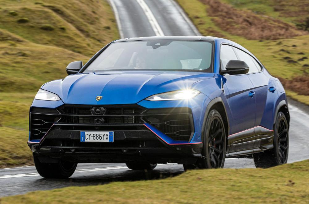 Lamborghini Urus front right tracking