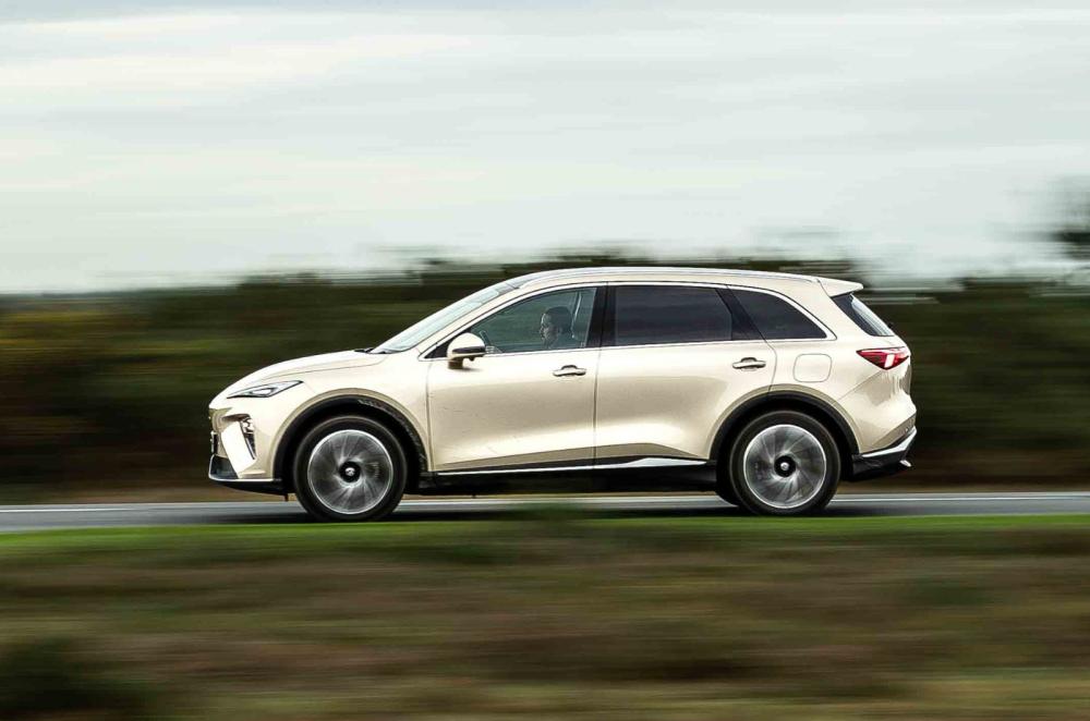 MG S6 dynamic driving side profile