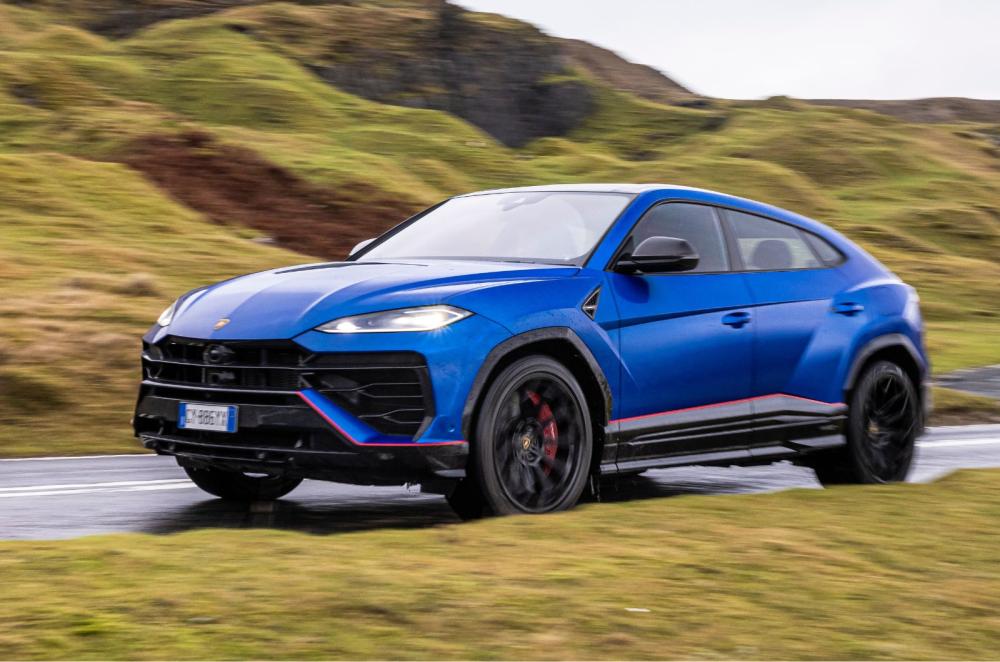 Lamborghini Urus front left tracking