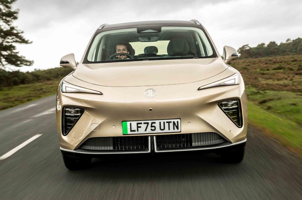 MG S6 dynamic driving front