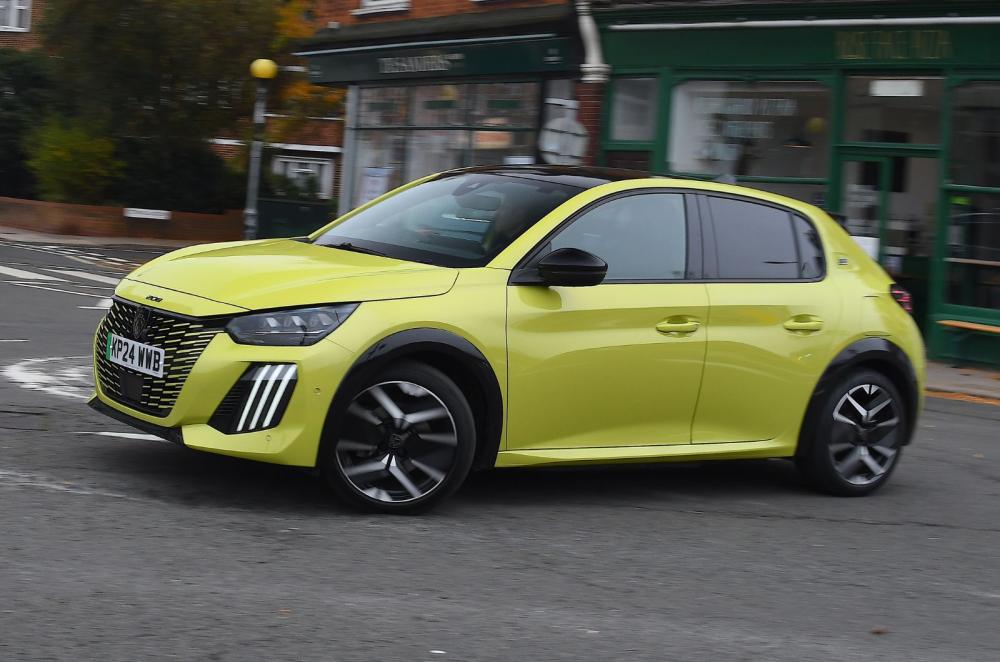 Peugeot e-208 exterior dynamic